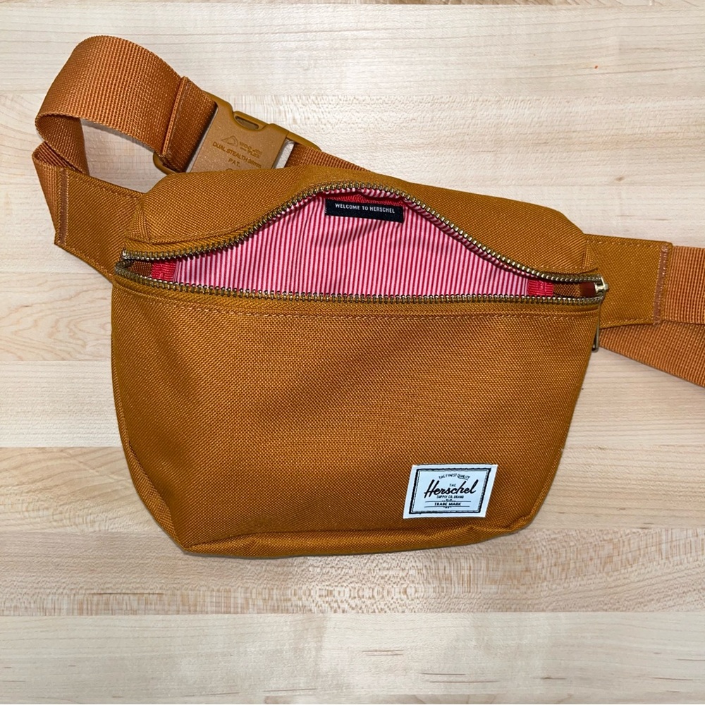 Herschel fifteen fanny pack, like new! - Picture 3 of 4